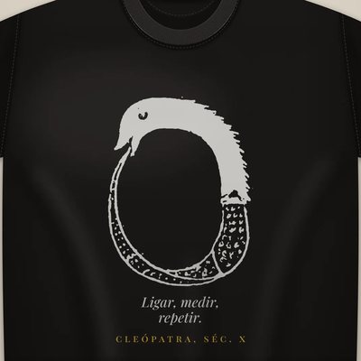 Camiseta com a arte Ouroboros
